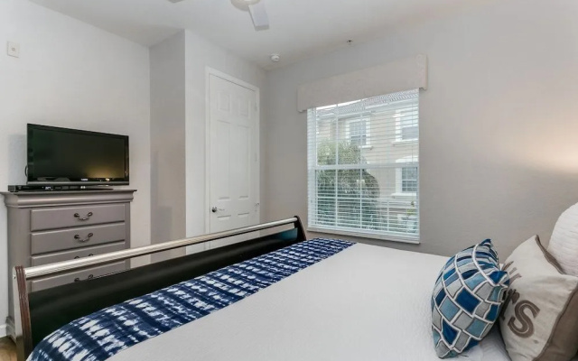 Spring Lakeview 3 Bedroom Condo by RedAwning
