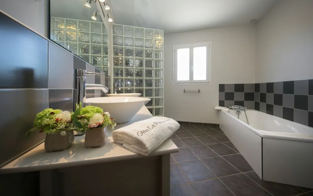Modern Holiday Home on the Outskirts of Lourdes With Jacuzzi