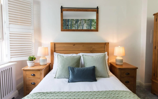 Spacious 4-bedroom mews house with private garage