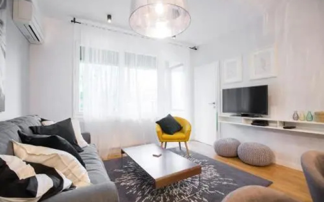 Hella Apartment