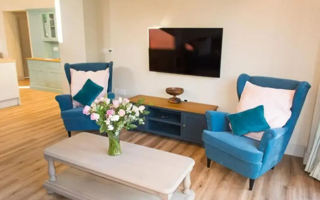 Host Stay Boathouse Barn