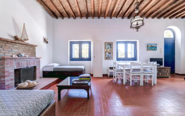 Peggy's Place, Traditional Cycladic House in Drios