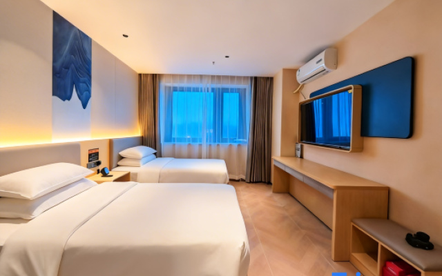 Yue'an Hotel (Urumqi High-Speed Railway Station North Square)