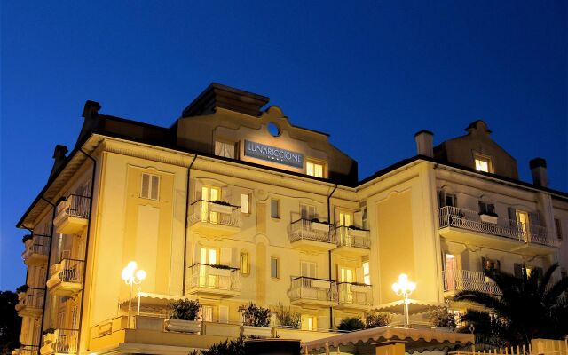 Hotel Lunariccione вид на фасад