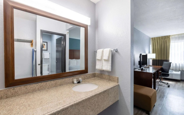 Days Inn And Suites Brooklyn Center/ Minneapolis