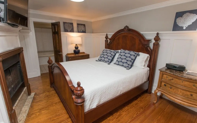 The Burrus House Inn Waterfront Suites