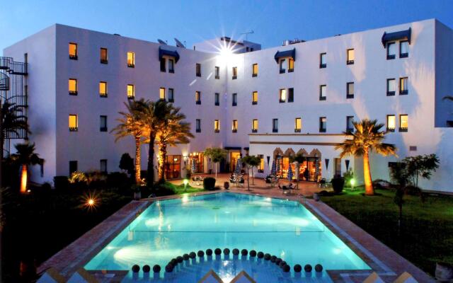 Отель Ibis budget Tanger Марокко, Медина Танжера - отзывы, цены и фото номеров - забронировать отель Ibis budget Tanger онлайн вид на фасад