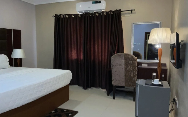 Lis Hotel And Suites