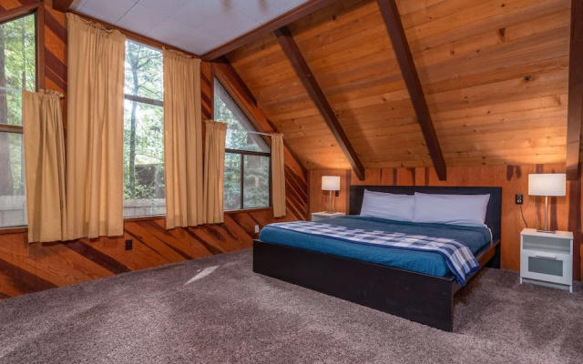 Cozy Treehouse