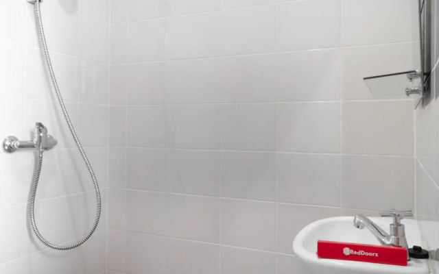Reddoorz Near Puri Indah Lippo Mall 2