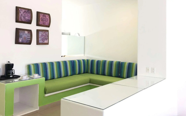 Seven Crown Express & Suites by Kavia