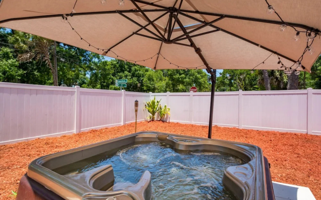 Sleeps 4 Hot Tub Fenced INN