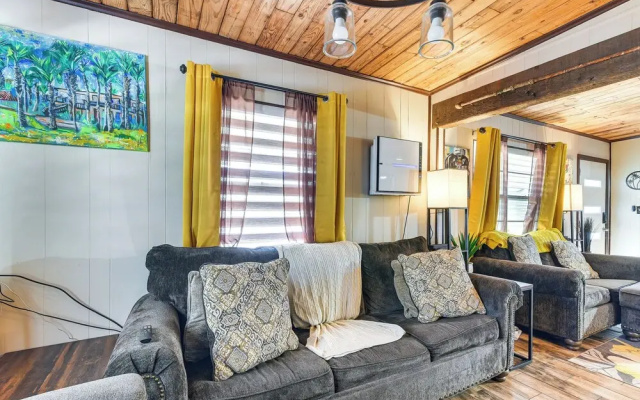 < 1 Mi to Beach! Galveston Gem w/ Outdoor Oasis