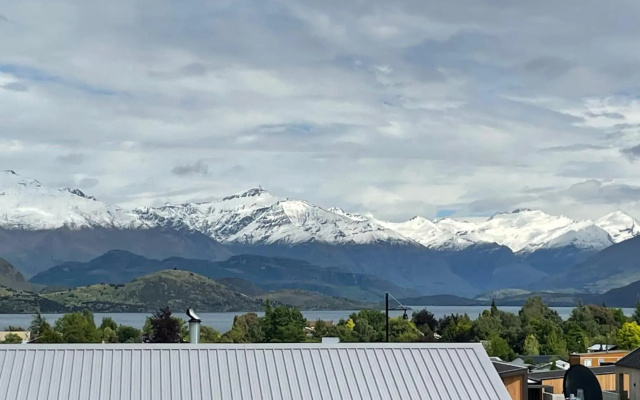 Luxurious Lake and Alpine Views