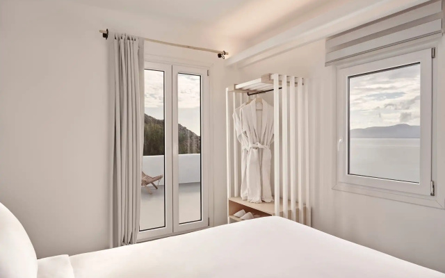 Hill Club Naxos