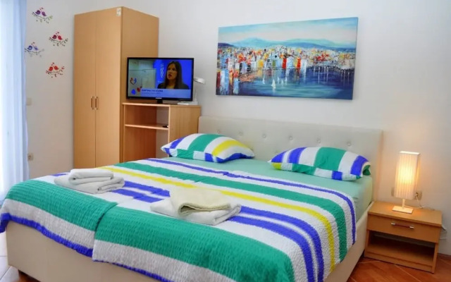 Ivi - big Parking and Courtyard - SA6