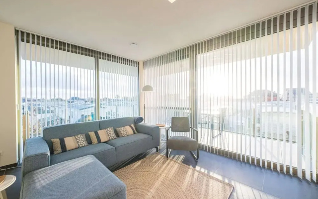 Spacious Apartment With Sunny Terrace