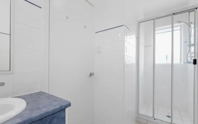 2-bed Escape With Pool, Steps From Torquay Beach