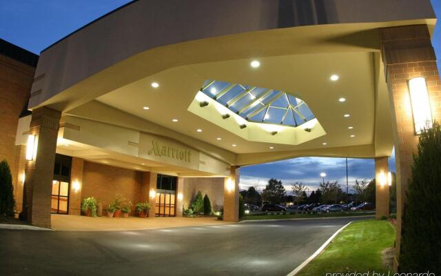 Отель Columbus Airport Marriott Колумбус вид на фасад