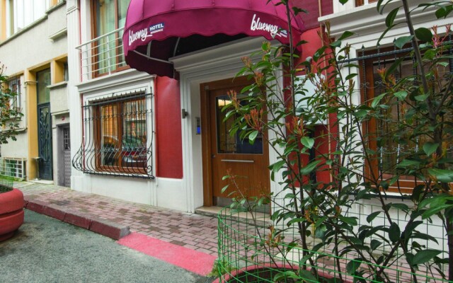 Blueway Hotel City вид на фасад