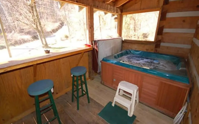 Snuggled Inn 2 Bedroom Cabin