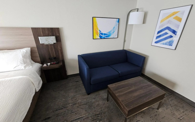Holiday Inn Express Hotel & Suites Cincinnati-Blue Ash by IHG
