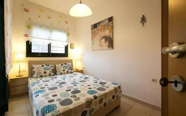 4bdr Beachfront House In Kalandra