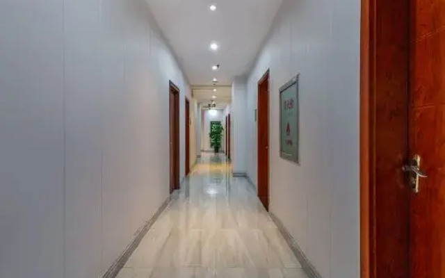 Jinhong Holiday Hotel (Xinyang Century Plaza)