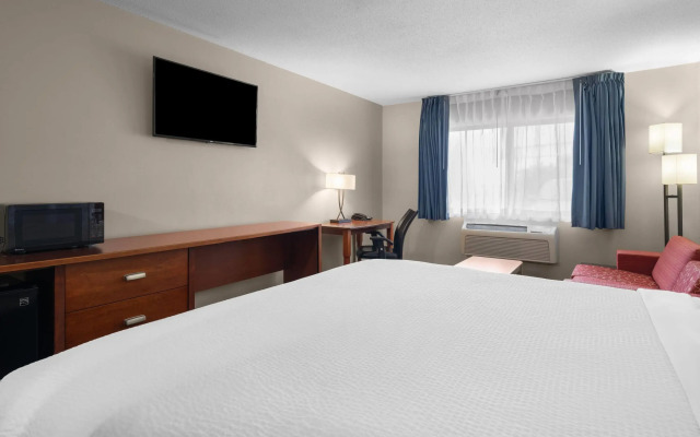 Travelodge by Wyndham Fargo West Acres