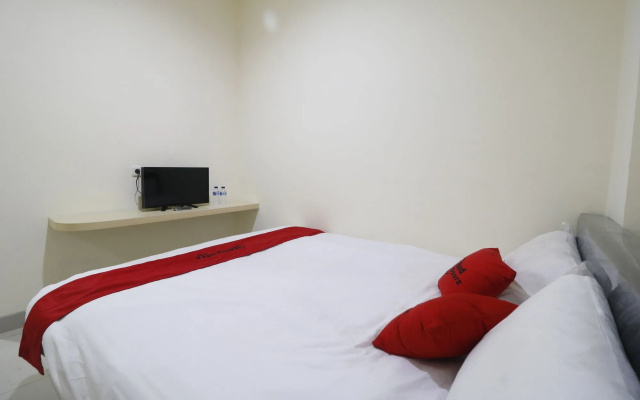 RedDoorz Plus near Mall Ciputra Jakarta
