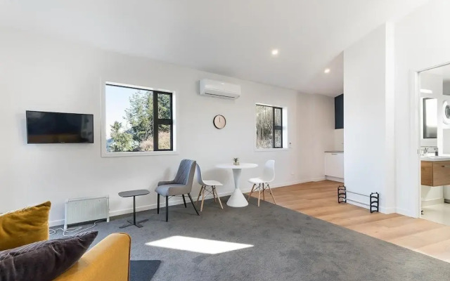 Modern One Bedroom Apartment with Lake View