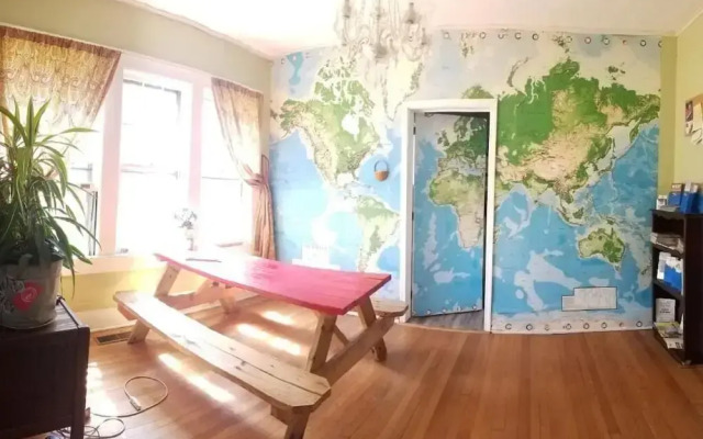 Bon Paul & Sharky's Youth Hostel