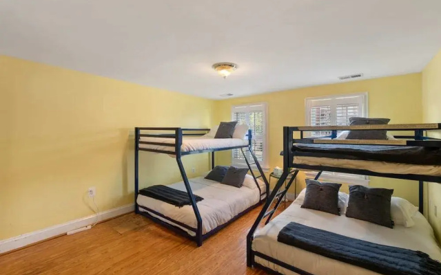 Beautiful & Huge House w/ grill & foosball table by CozySuites