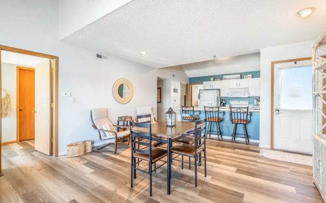 Poolside Condo With Amazing Lake Views & Design