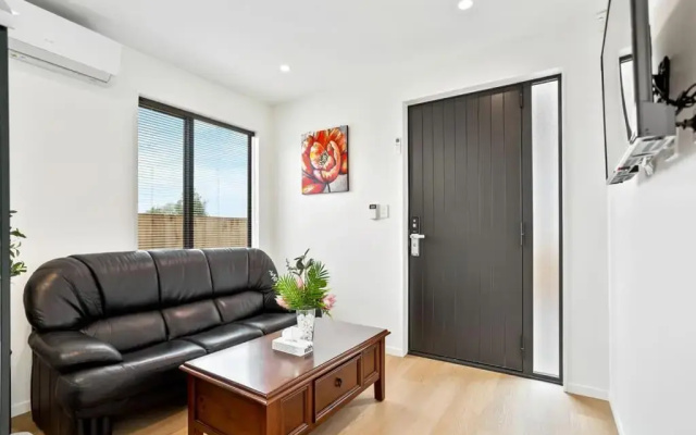 Gorgeous Three Bedroom Home with Free Parking