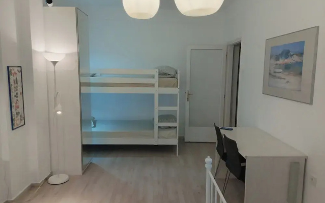 Center Apartment-sleeps5-balcony-live Neighborhood