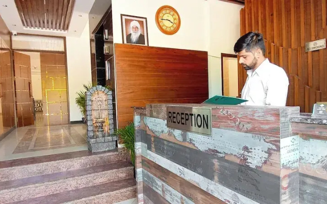 Hotel Lake View -Near Sukhna Lake