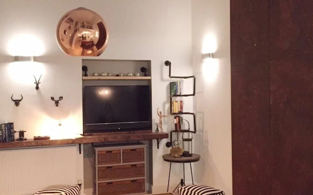Spacious 1 Bedroom Split Level Old Pub Conversion Tower Bridge