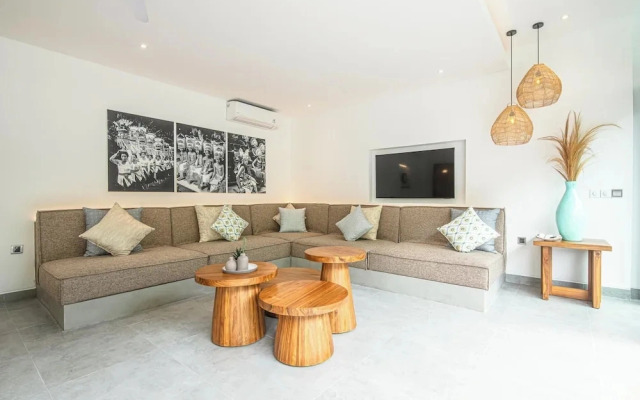 Elegant 6BR Canggu Villa, Jacuzzi, AC,