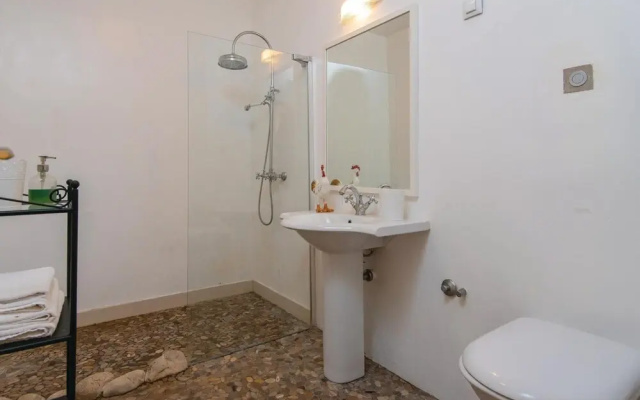 Amazing Home in Trstenik with Hot Tub, WiFi & 2 Bedrooms