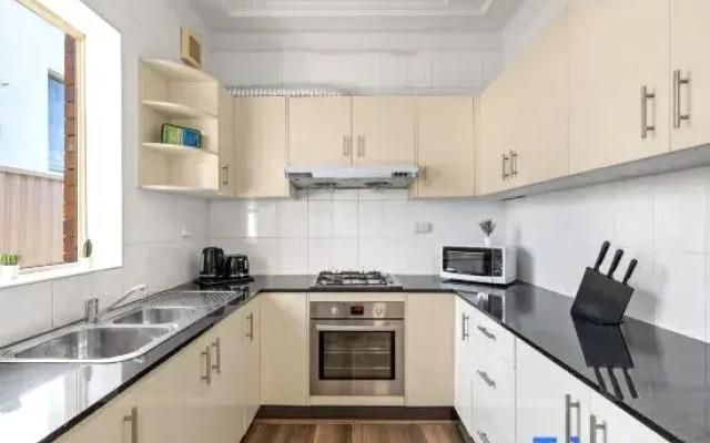 Comfy Private Rooms – Steps from Shops & Dining