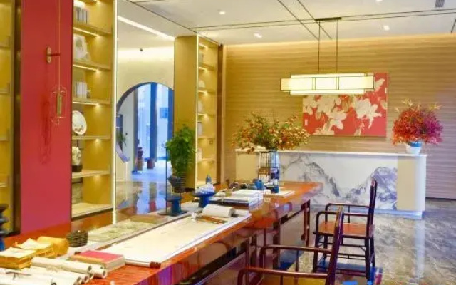 Redwood International Hotel