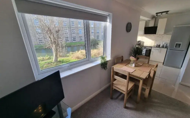 360 Serviced Accommodations - Canal Side Retreat - 2 Bedroom Apartment