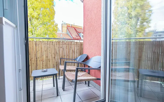 Cozy 1BR 1LR Apartment Balcony City
