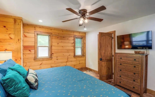 Mountain-view Fleetwood Retreat w/ Deck & Grill