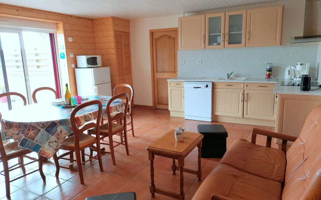 Semi-detached house with sea views, Cléder