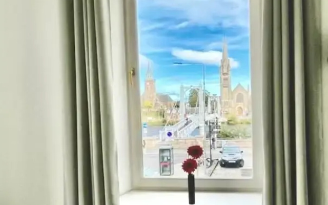Stunning Spacious Apartment on River Ness