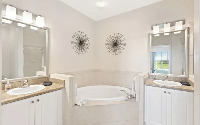 Genoa Vacation Rental: Stylish 2-BR Condo with Golf & Lake Views. Resort-Style Pool, Hot Tub, and Easy Access to Championship Golf. Minutes from Naples Beaches, 5th Avenue S, and Marco Island