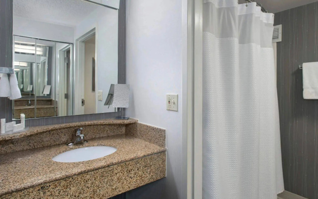 Courtyard by Marriott Newark Elizabeth