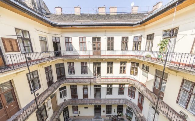 Апартаменты Chic Tarragon Apartments
